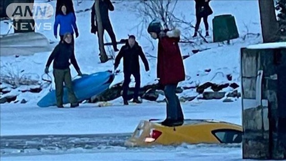 【悲報】女さん、なぜか凍った河を車で激走→氷が割れ水没→沈む車の上でとんでもない行動にｗｗｗｗｗｗｗｗ