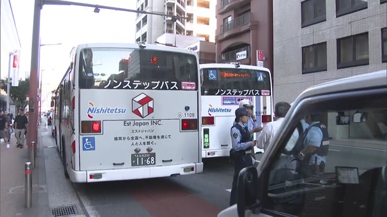 【悲報】中型バイク、バスとバスの間に挟まれる…