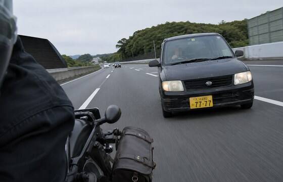 煽り運転されるバイク