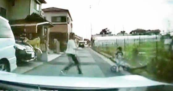 【悲報】子供が道路に飛び出す動画がどれも酷すぎるｗｗｗｗｗｗｗｗｗｗｗｗｗ