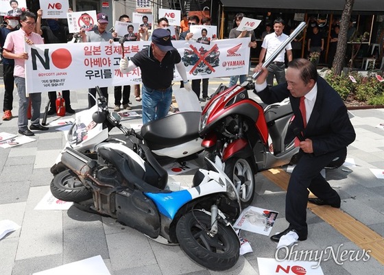 韓国不買運動　今度は日本製バイクが対象に　デモでホンダやヤマハ製バイクをたたき割る