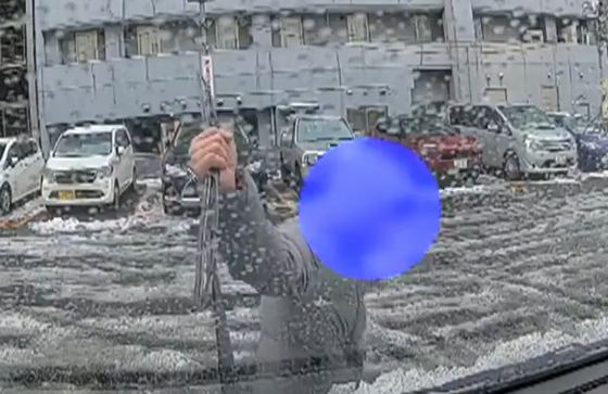 【動画】ドラレコで撮影されているとも知らず、駐車中の車のワイパーをへし折るおっさん・・・