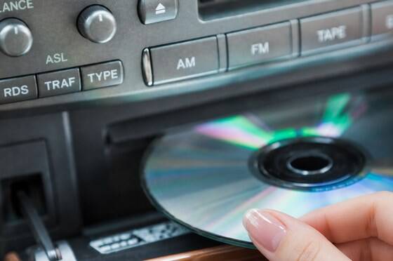 今だに車にCD入れて音楽聴いてる時代遅れの奴ｗｗｗｗｗｗｗｗ