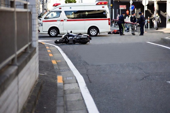 さっき、道路歩いてたら救急車がいてバイクが破損しててその先に男が倒れてたわのサムネイル