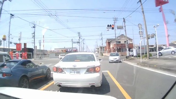 【動画】バイク乗りさん、割り込んで来た上にキレて車を停車させてしまう・・・