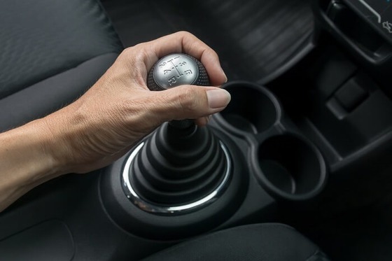 gear-stick-womans-hand-main