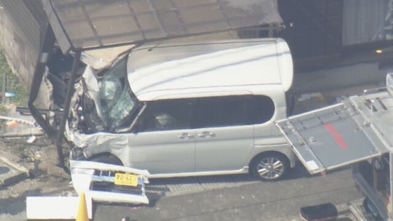 繰り返し無免許運転をしていた女が、道路沿いの自販機で作業をしていた男性をはね民家に突っ込む ← こいつありえなくね？