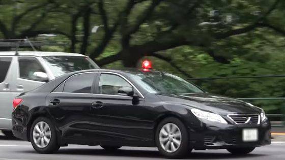 クラウンやマークXが多い?覆面パトカーの特徴と見分け方