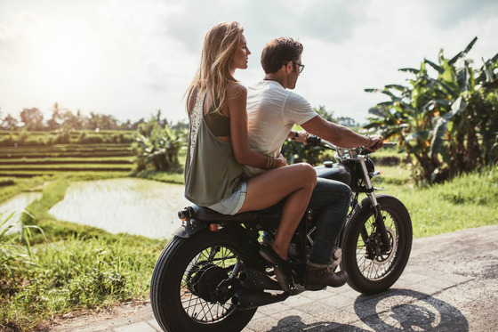 女「ねえ、バイクで迎えに来てよ！」