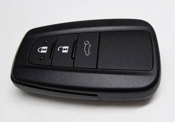 トヨタディーラーの閉店間際にスマートキーのバッテリー交換してもらいに行った結果…