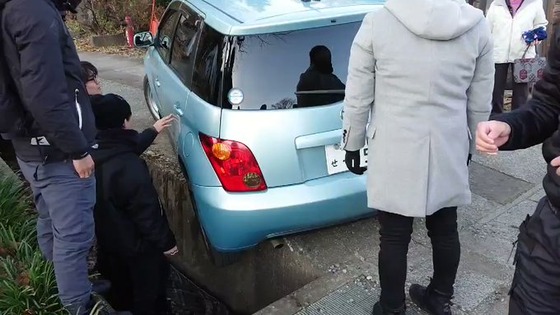 日本もまだまだ捨てたもんじゃないと思える動画…高齢者の車をみんなで救出