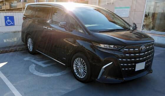 車椅子マークに停めてる真っ黒いピカピカのアルファード←これｗｗｗｗｗｗ