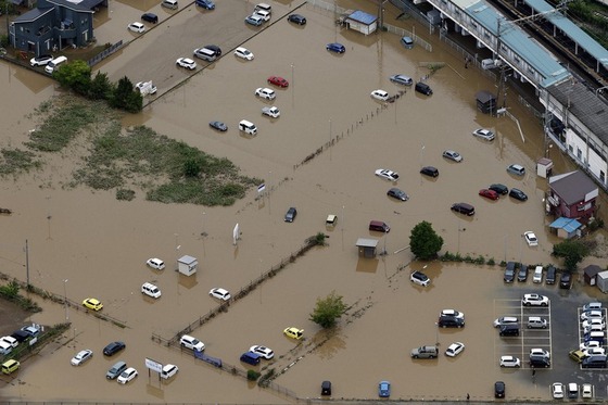 全国各地で大雨が降ってるせいで車の保険会社さん、逝く