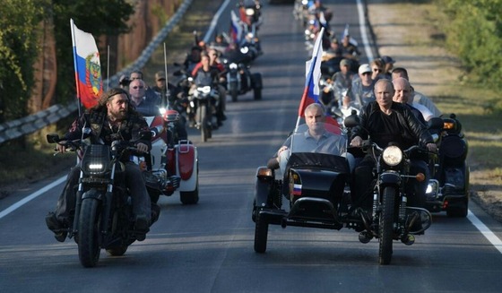 クリミア半島をバイクで爆走するプーチン大統領の聖帝サウザー感が凄いｗｗｗｗｗｗ