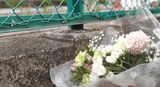 俺が昔バイク事故起こした場所に死亡事故の看板と花が置いてあってワロタ