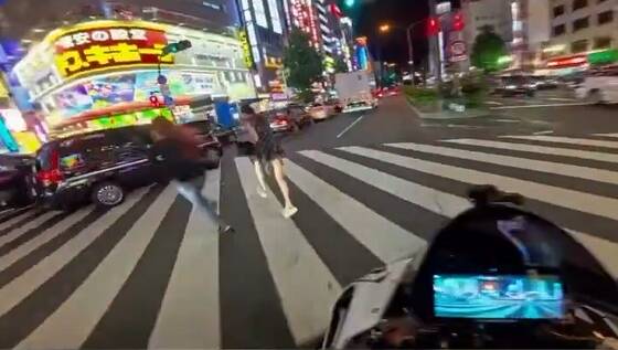 【動画】バイク乗りさん、もう赤信号になってる横断歩道をちんたら横断してる女さんを懲らしめてしまうｗｗｗｗｗｗのサムネイル