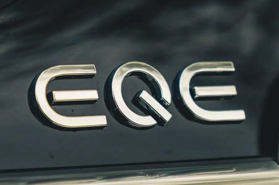 mercedes-benz-eqe-badge-detail-qtevloz61c