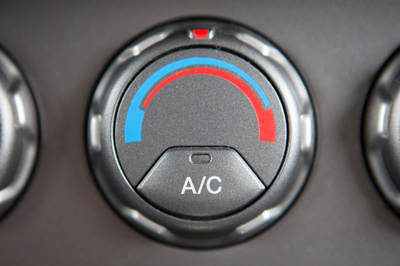 airconditioner-smile-and-mobile