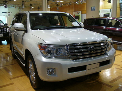 800px-TOYOTA_LANDCRUISER_200_2013_01