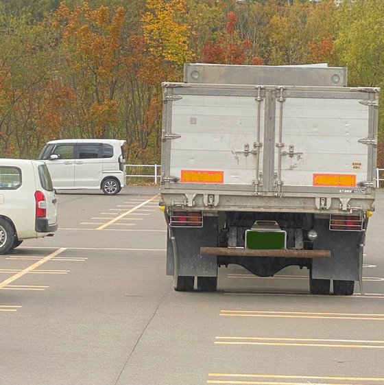 【画像】スーパーの駐車場で民度の低い停め方してるトラックいたんだけど