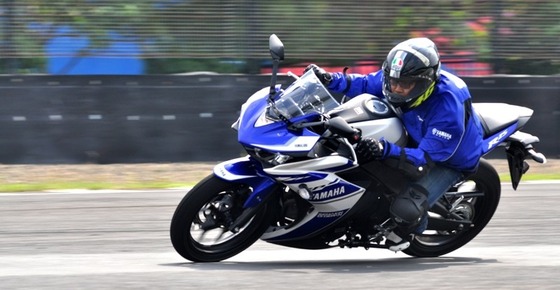 Test-Ride-Yamaha-YZF-R25-1-800x414