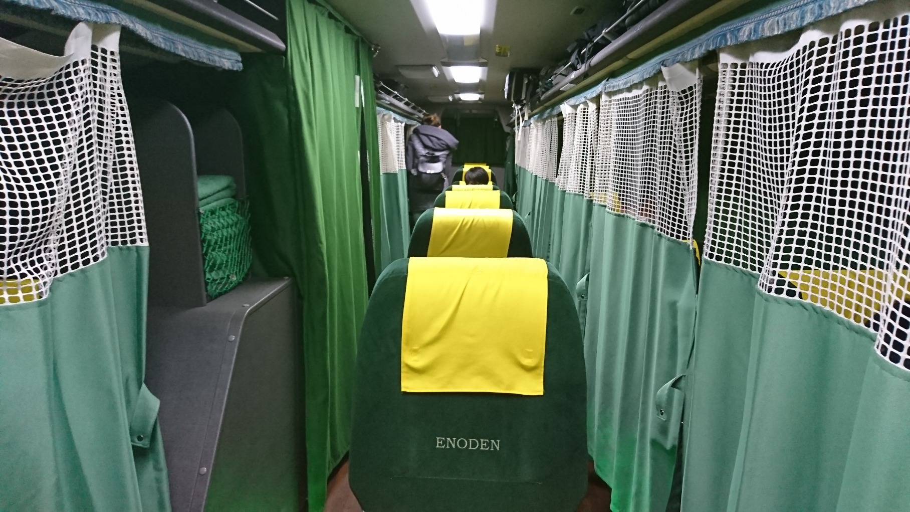 ダメダメ課長日記。 江ノ電夜行高速バス車内。 ダメダメ課長日記。 江ノ電夜行高速バス車内。