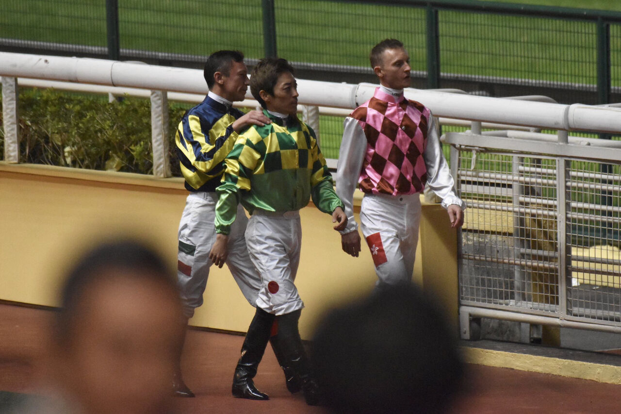 【競馬】[画像] 朗報！香港で騎乗した川田騎手、和やかな雰囲気でインタビューに応じる