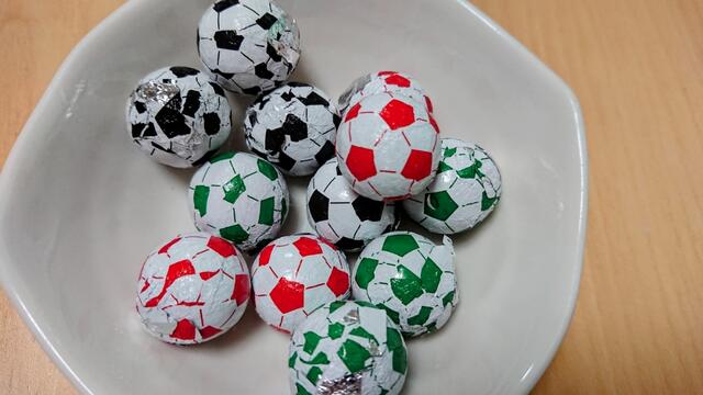 味覚のネットに突きささる サッカーボール型チョコレート 高岡食品工業 ネットインサッカー 駄菓子屋 文化 探訪ブログ 大切なことはすべて駄菓子屋が教えてくれた