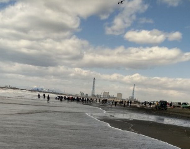 人だかり ホッキ 浜厚真海浜公園時化の後の海岸