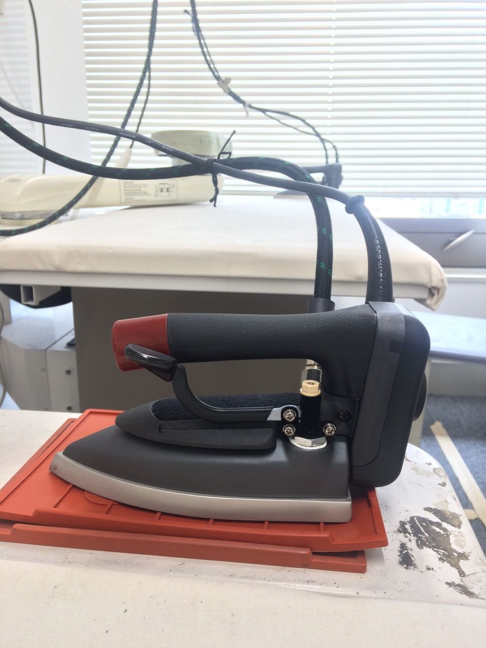 直本工業株式会社 Naomoto 電気蒸気アイロン CNP-410 直本工業株式会社 Naomoto 電気蒸気アイロン CNP-410｜日本