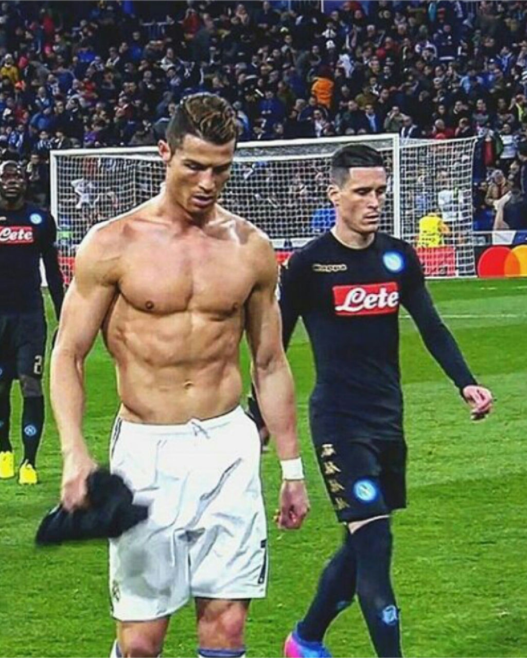 クリ ロナウドの筋肉こうやって改めて見るとガリガリでショボいな