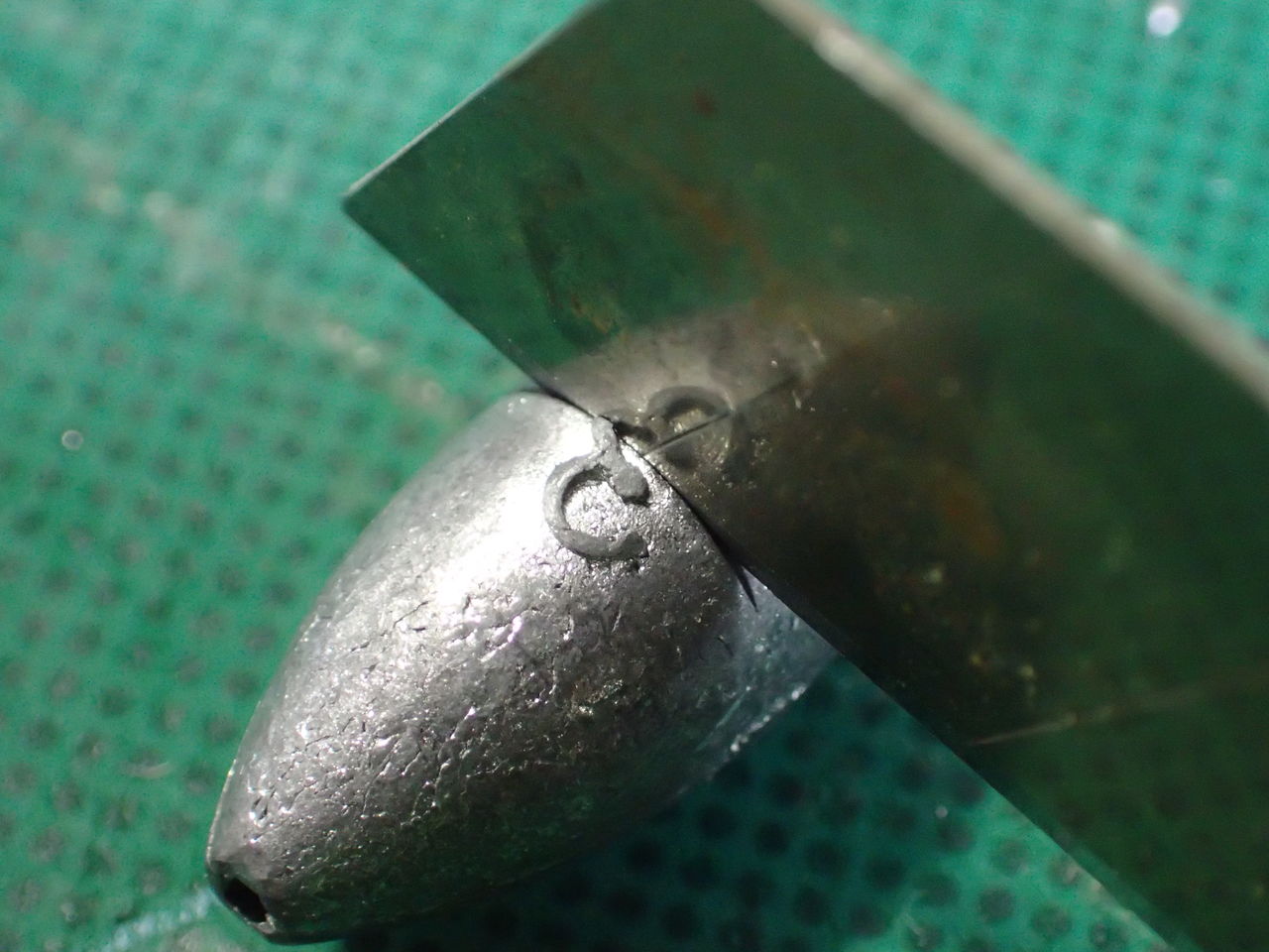 オモリを切るときは万力で Nikond1ayuのblog