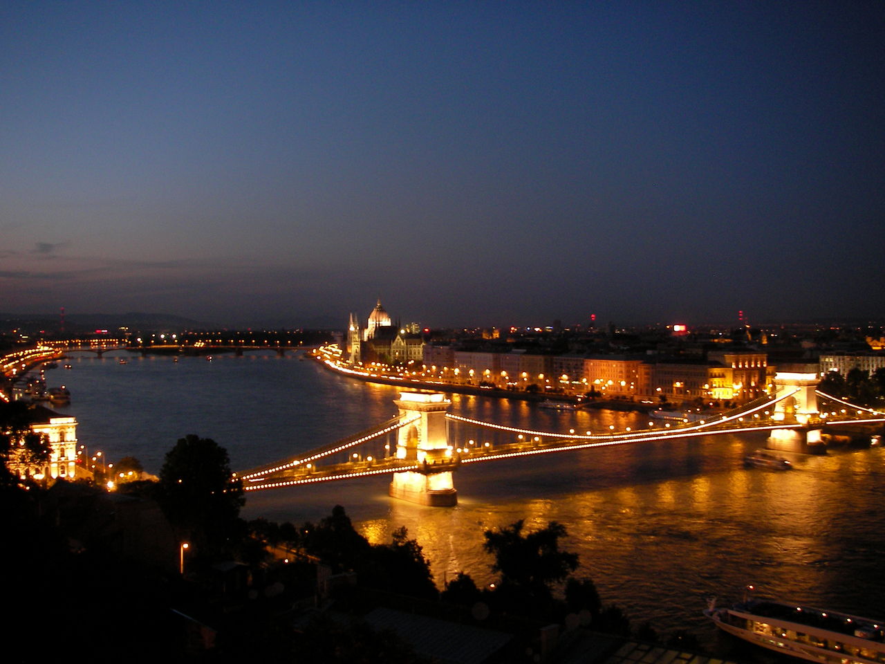 ハンガリーはブダペストの夜景がめっちゃきれい 本読むか 写真撮るか 旅出るか