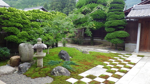 庭園の敷石と景石