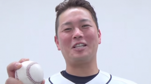 岡田雅利選手プロ初ホームランで嬉しそう