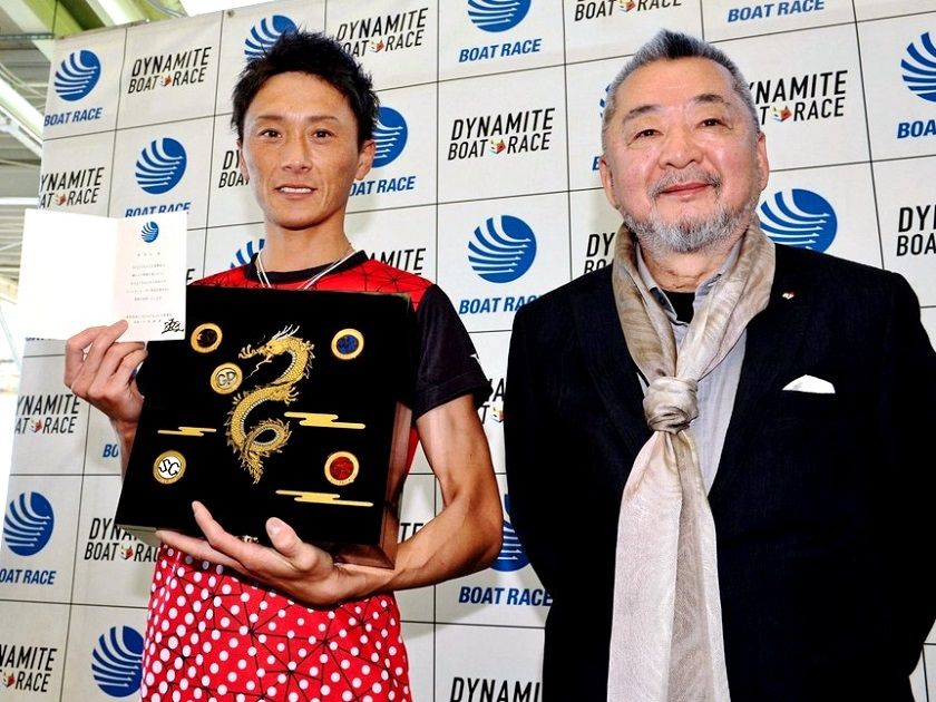 ボート】峰竜太にディスプレーケースを贈呈 2人目のゴールデン