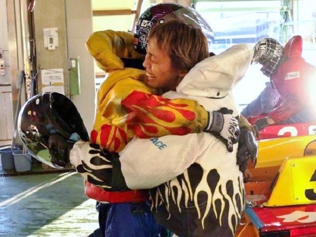 サイン入りプロペラ 峰竜太&山田康二 ボート】山田康二が地元からつでG1初優勝！師匠の峰竜太と歓喜の抱擁
