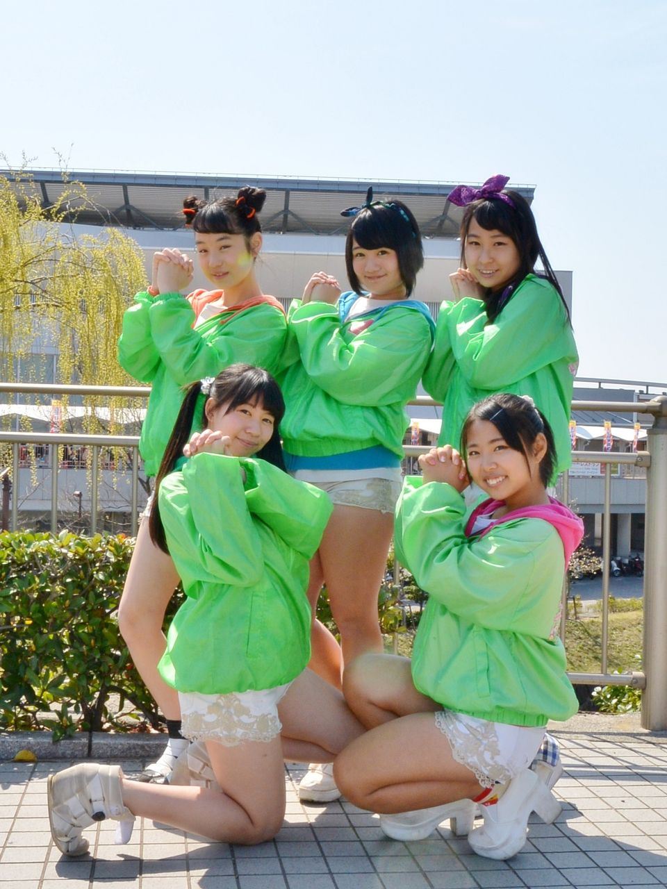 G3開催中の松山競輪に愛の葉ガールズが来場！27、29日にもライブ 「新吾捕物帳」三番勝負番外編