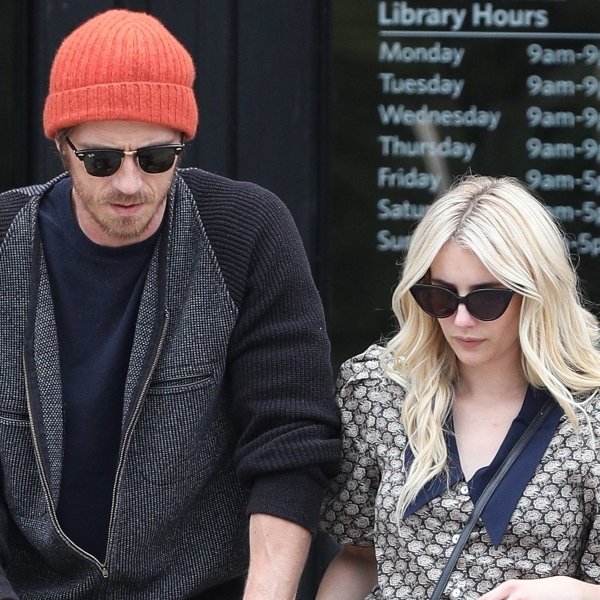 エマ ロバーツ ギャレット ヘドランド 息子のロードスくんをベビーカーに乗せてボストンでお出かけ 海外セレブファッションブログ 最新スナップ おしゃれ情報が盛り沢山 Dailycelebritydiary