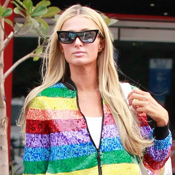 パリス ヒルトン 静まり返ったビバリーヒルズでお買い物 派手ジャケット 美脚デニムの秋コーデ 海外セレブファッションブログ 最新スナップ おしゃれ情報が盛り沢山 Dailycelebritydiary