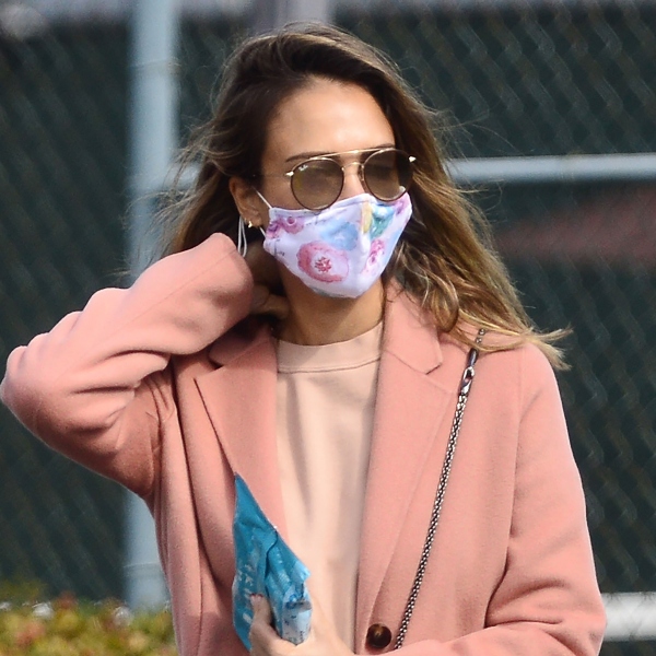 ジェシカ アルバ 全身ピンクで大人かわいく スウェットセットアップのカジュアルコーデでお出かけ 海外セレブファッションブログ 最新 スナップ おしゃれ情報が盛り沢山 Dailycelebritydiary