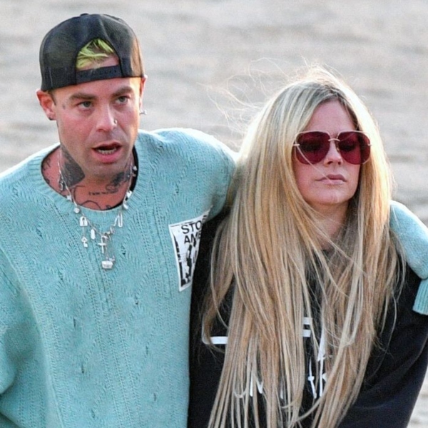 アヴリル ラヴィーン 新恋人のモッド サン 超ラブラブな姿をキャッチ ビーチでロマンチックなキス 海外セレブファッションブログ 最新スナップ おしゃれ情報が盛り沢山 Dailycelebritydiary