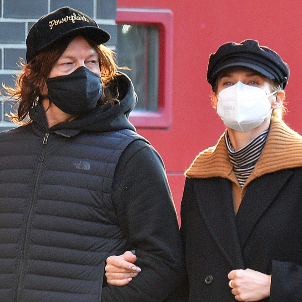 ダイアン クルーガー ノーマン リーダス オーバーサイズコートを使った秋冬コーデで腕組みデート 海外セレブファッション ブログ 最新スナップ おしゃれ情報が盛り沢山 Dailycelebritydiary