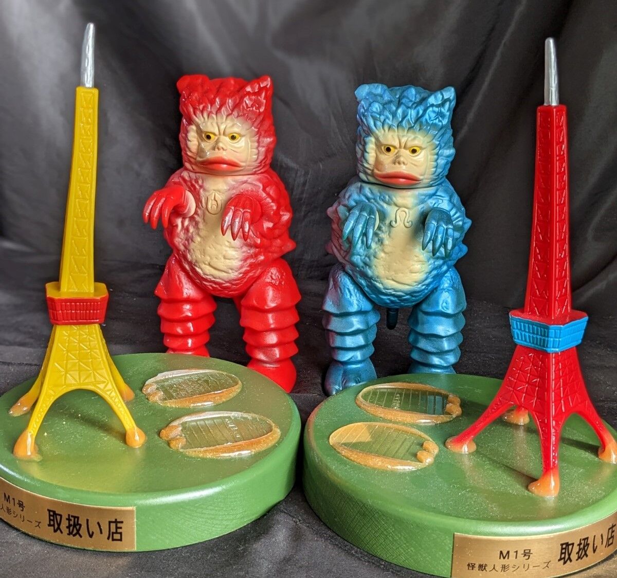 東京タワーガラモン赤・青（M1号）非売品台座付ソフビフィギュア2体