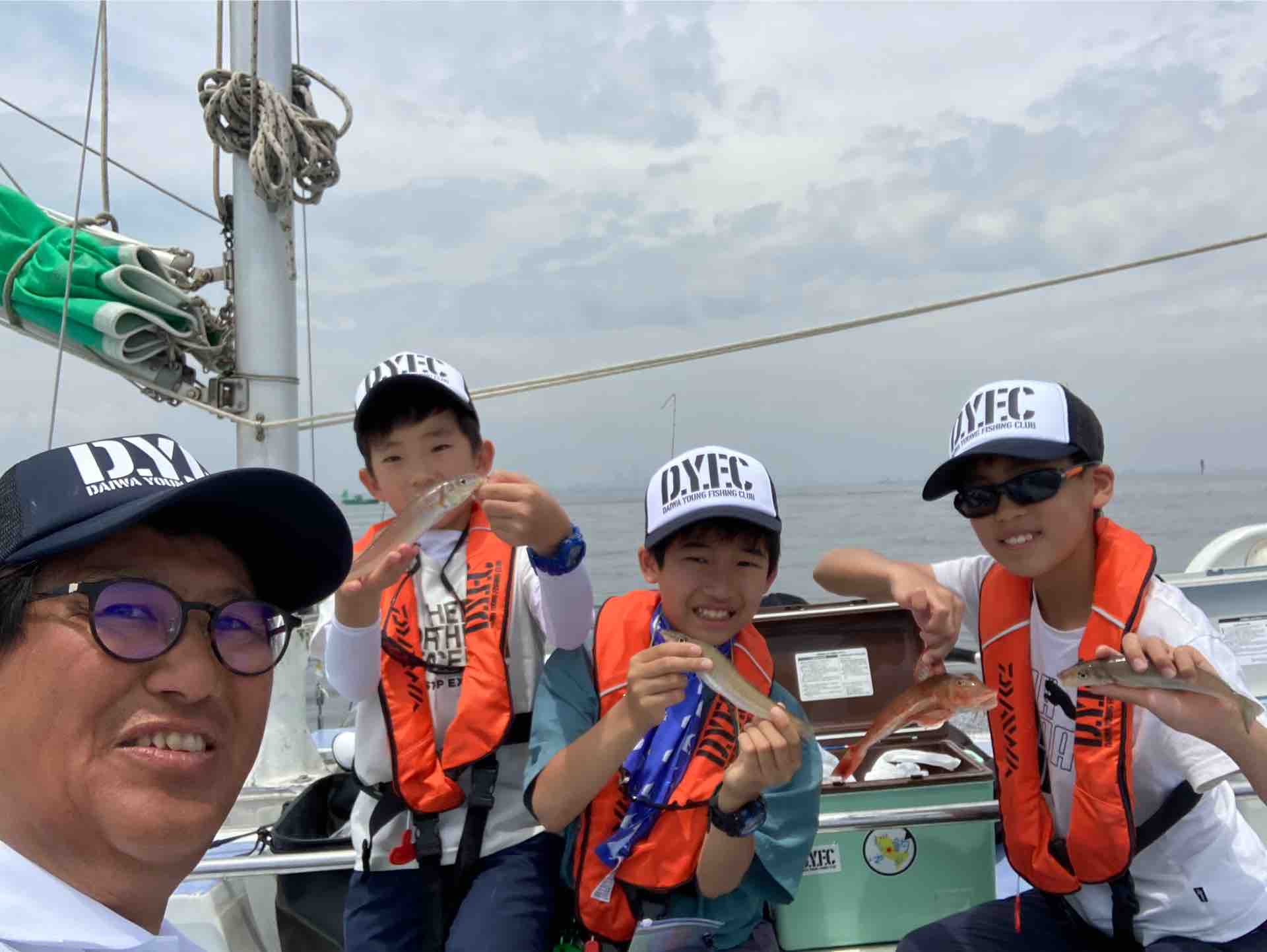 ダイワヤングフィッシングクラブ81年20号〜83年31号の12冊＋トランプ 今日はDYFC（ダイワヤングフィッシングクラブ）in平和島でー