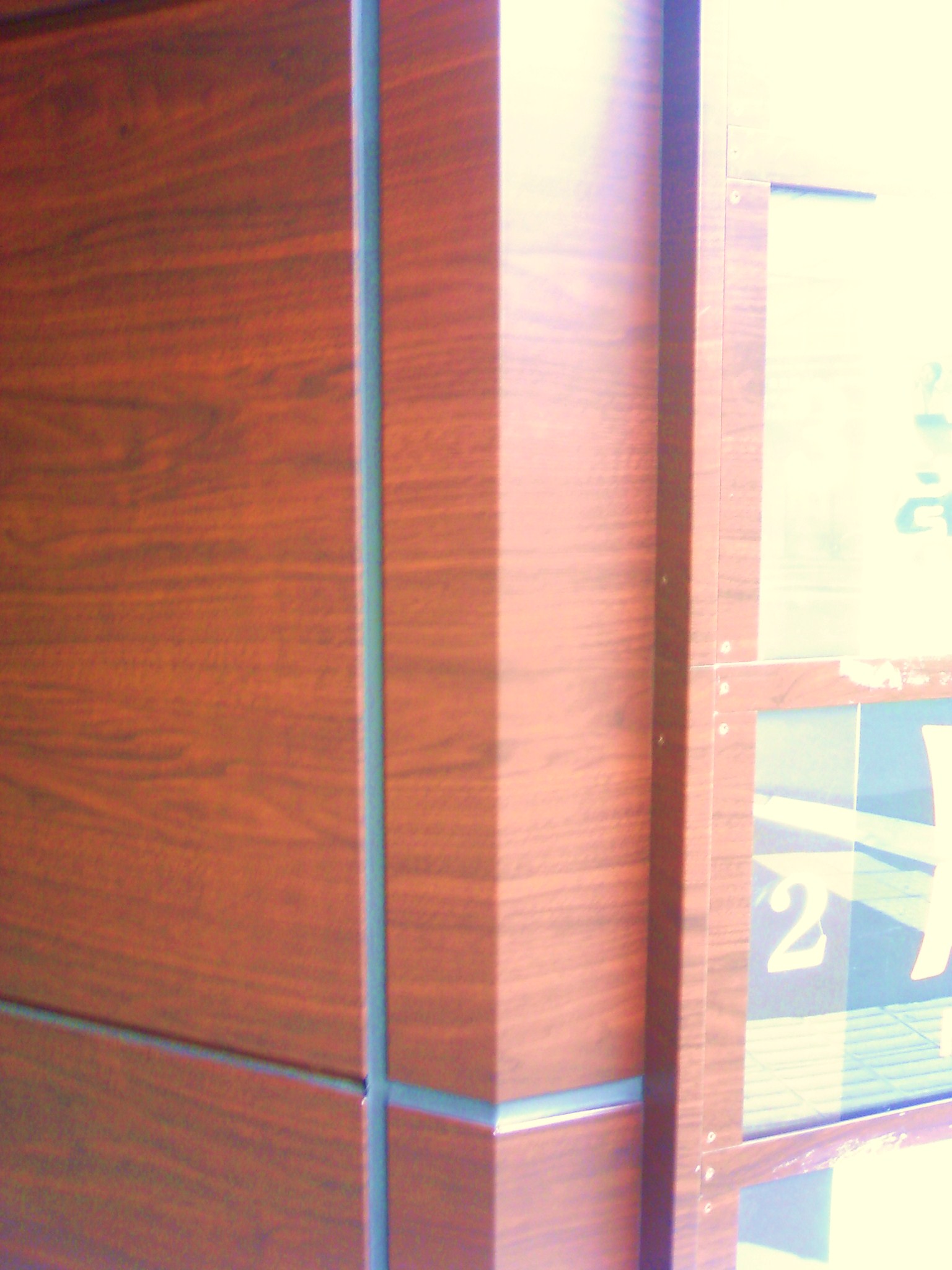 金属塗装・焼付塗装・塗替のダイワ 実績紹介 （岐阜県 各務原市） : 木目調の焼付塗装でビルのエントランスとサインを塗装しました