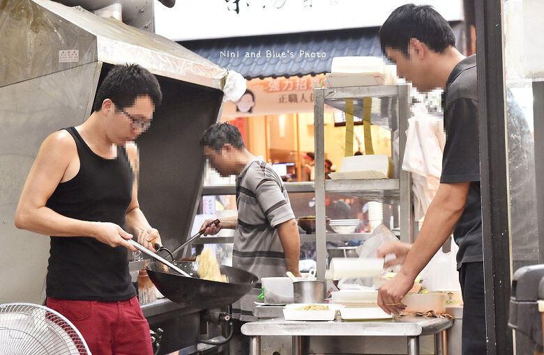 姊妹潤餅 , 台中巨無霸潤餅攤,加大版比手臂還粗,台中北平路美食