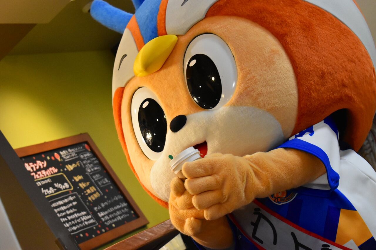 ヴィヴィくん、隙あらばカフェに寄る : Jリーグマスコットのこと