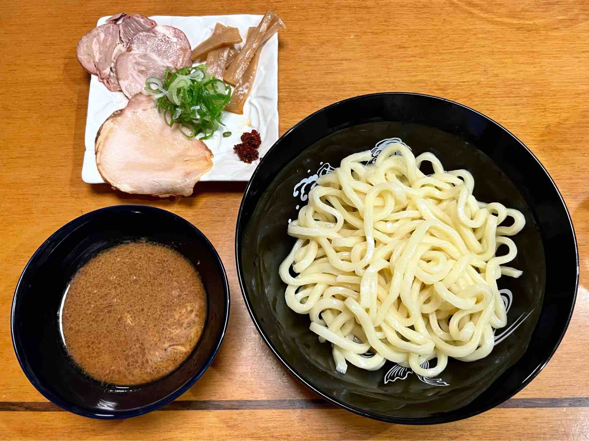 セブンの新作 中華蕎麦 とみ田 監修 濃厚豚骨魚介冷やしｗ焼豚つけ麺 Dales Mivisのラーメン 一人飲みなど