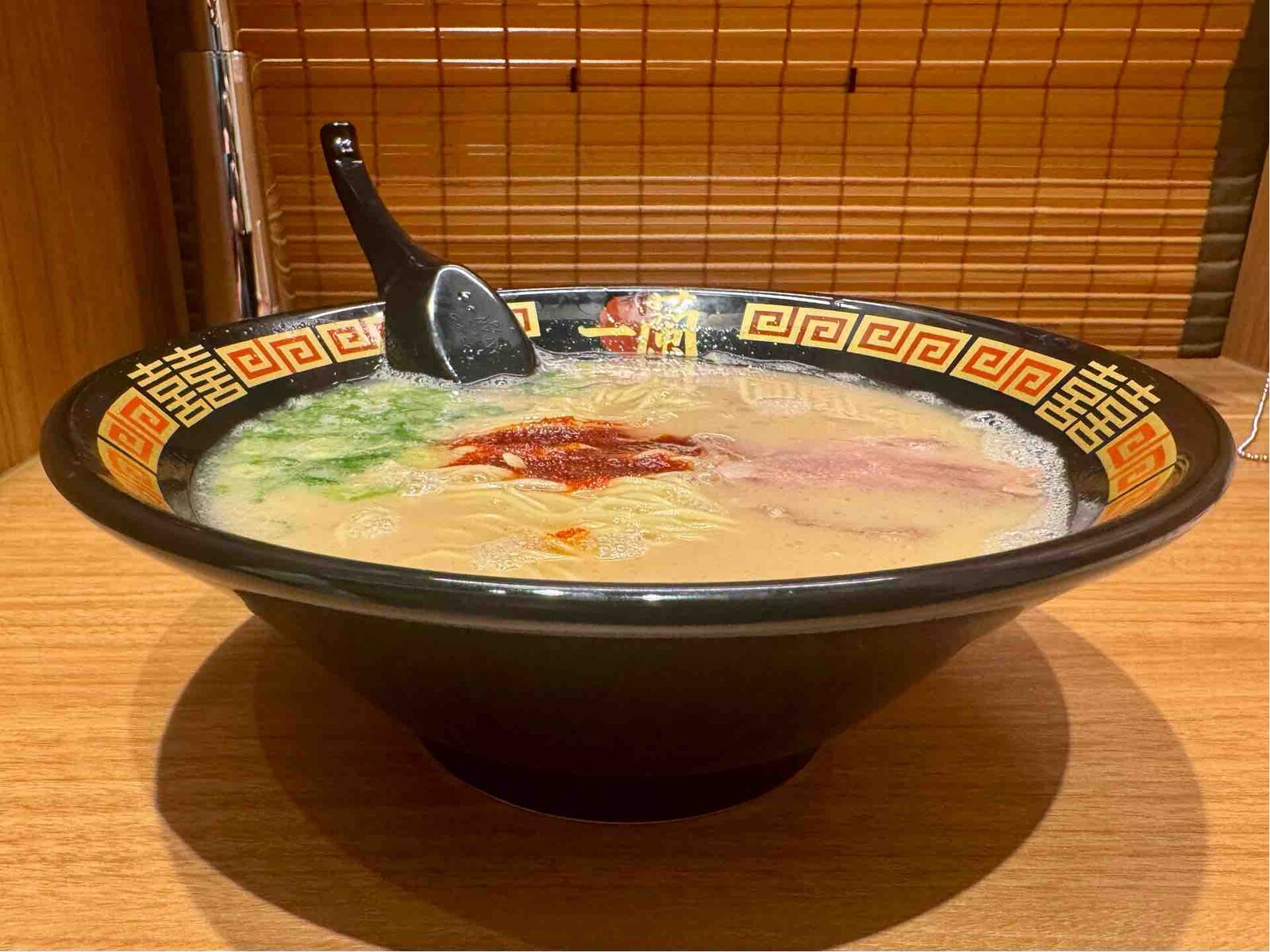 大宮駅東口「一蘭 大宮駅前店」にて 天然とんこつラーメン（ニンニク